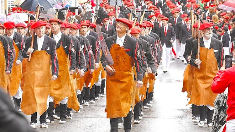 GORA SAN MARTIAL ! – Cantinières, tamborradas et bandas à Irùn